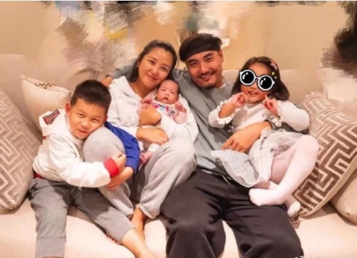 超女何洁的劲爆情史，和释小龙分手后高调嫁人，与前夫互爆黑料