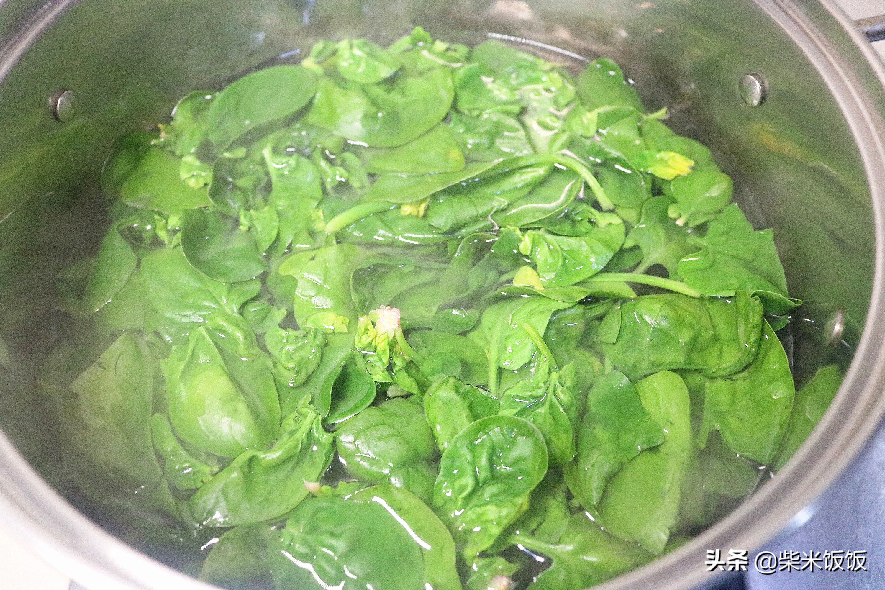 菠菜豆腐汤，加这食材一起炖，汤白味鲜，只放盐就很好喝