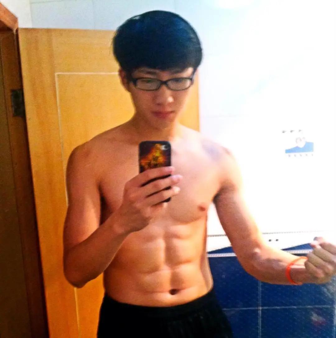 27歲江蘇小夥臥推100公斤，練出肌肉的他更man更帥了