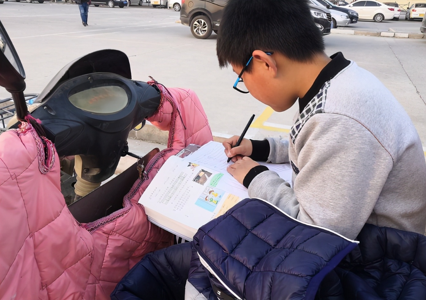 小学生作文字数要求800字，凑够字数的作文，老师看后姨母笑