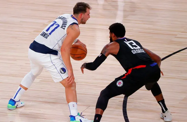 nba为什么不打莫里斯(莫里斯不打球专打人，袁方又出惊人言论：全联盟没人不喜欢莫里斯)