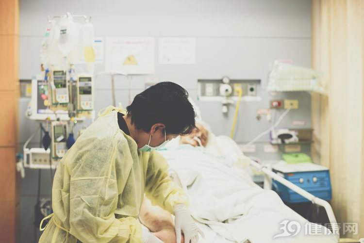 癌症有多痛苦？胃癌晚期的他嘶喊：求求你，让我安乐死吧