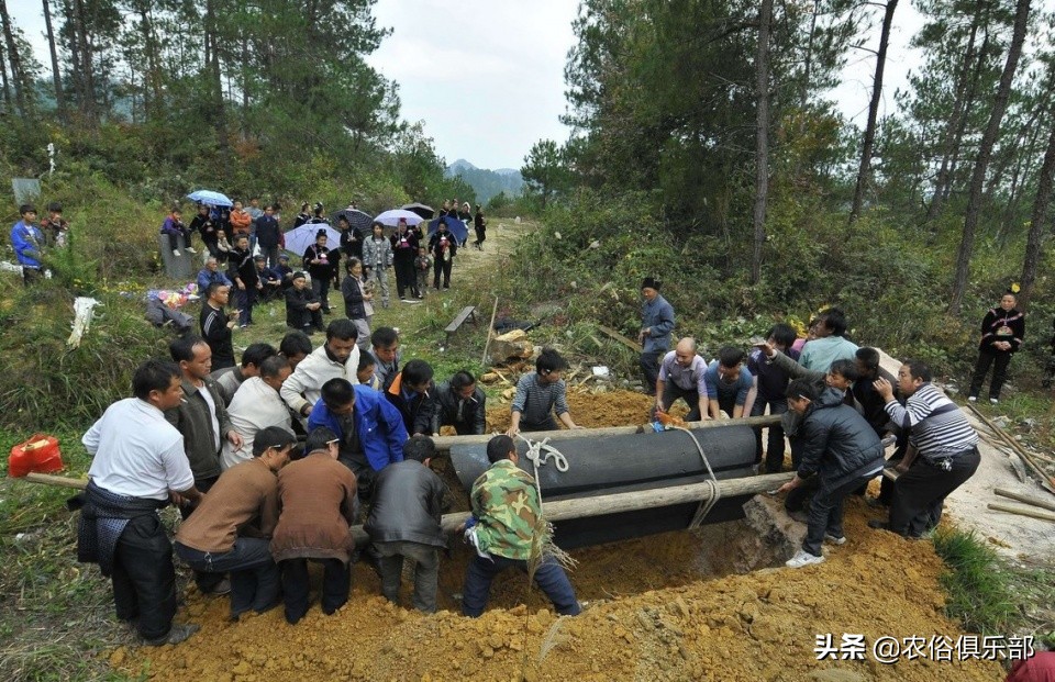 农村推崇土葬，这3种土葬方式，反映逝者身份，最高级别要修地宫