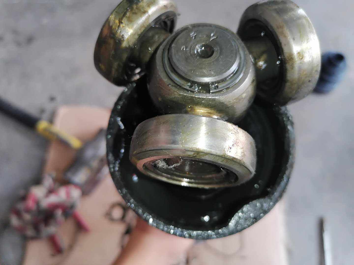 奇骏更换半轴内球笼防尘套，现在更换还来得及，否则就要换总成