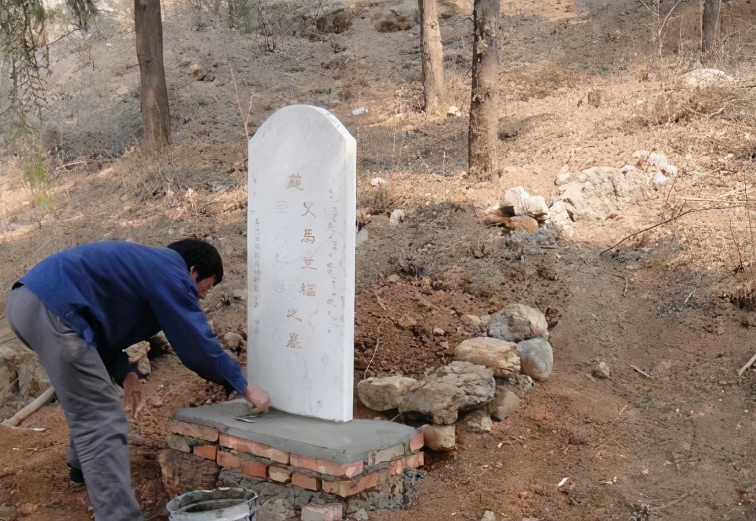 墓碑上的"故,先,显,考,妣"是什么意思?立碑时可不能乱用