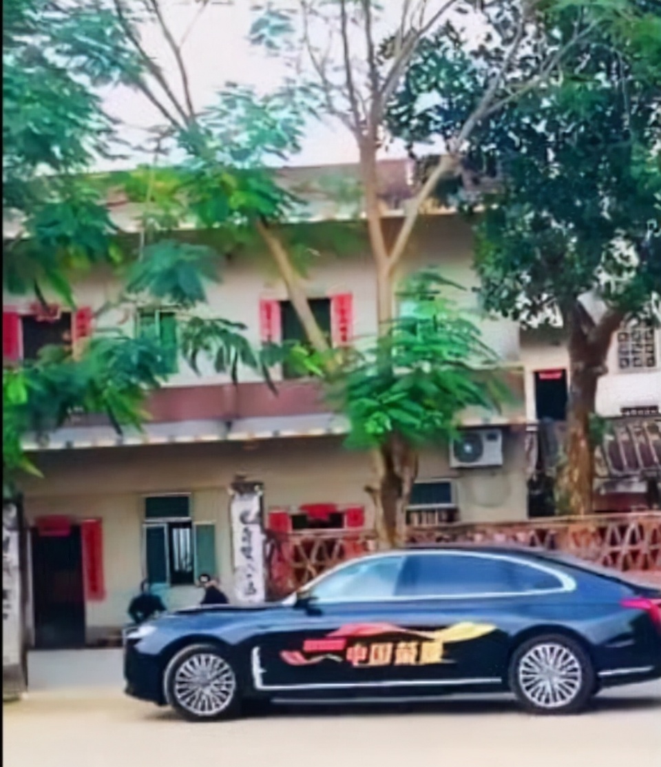 全红婵老爸领50万豪车一幕曝光！竖大拇指笑了，网友：快点考驾照