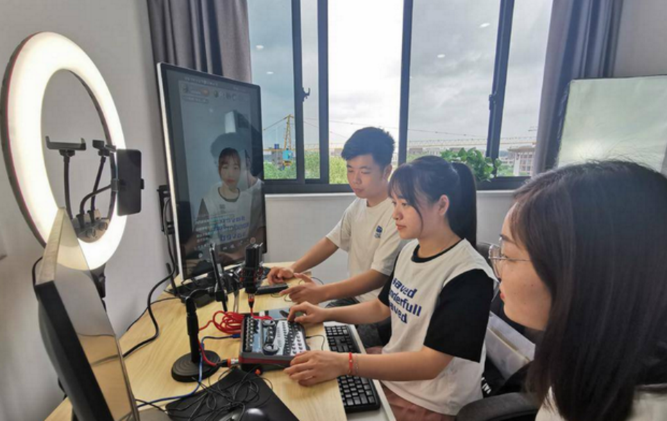 “考不上大学去当网红！”看李佳琦背后团队学历，明白这话多离谱