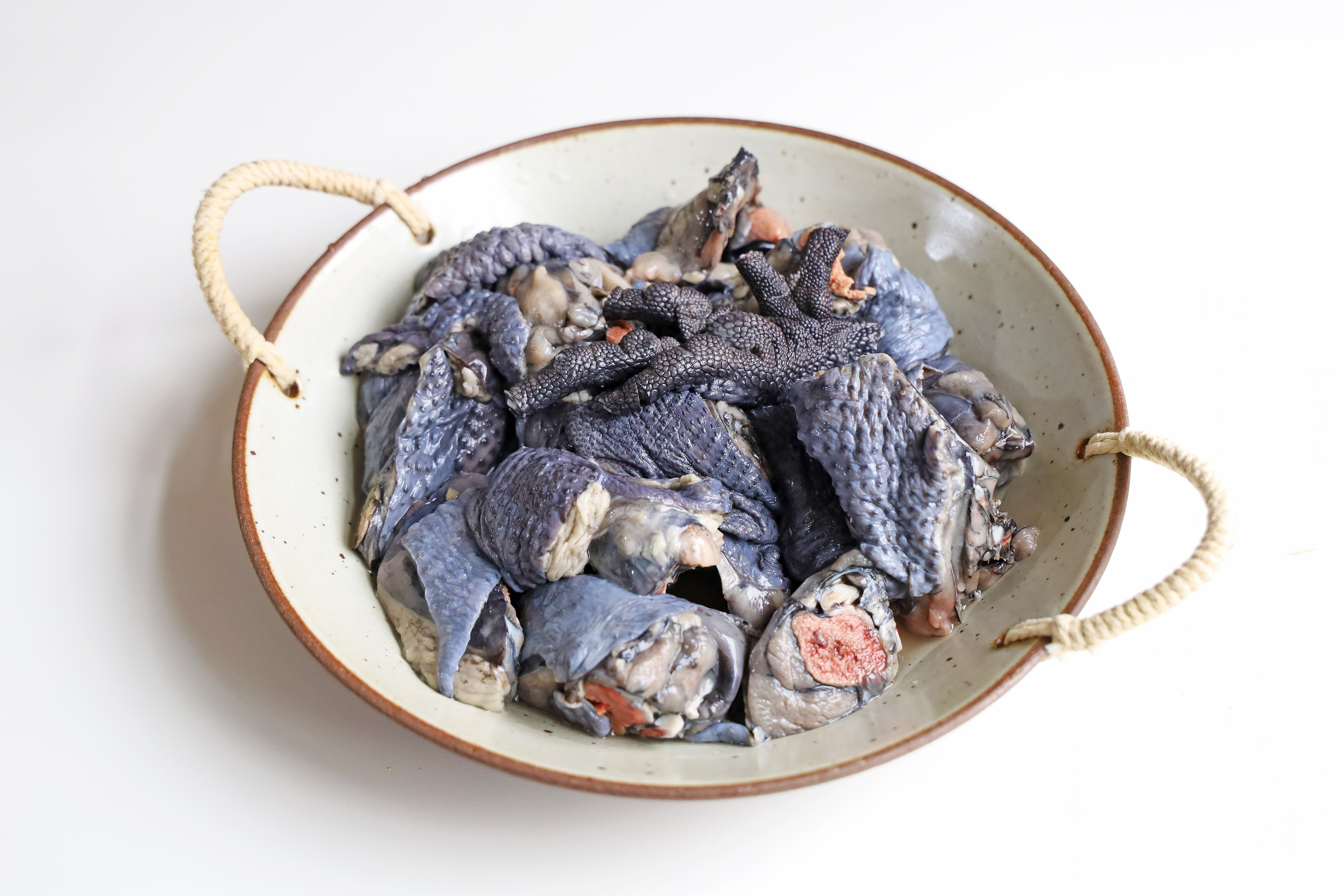 先把乌鸡斩成大一点的块状,想要乌鸡汤没有腥味好喝,乌鸡块清水泡两三