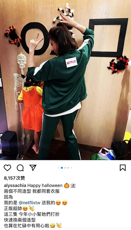 贾静雯晒万圣节照，咘咘波妞鬼马精灵，梧桐妹与妈妈贴头自拍好暖