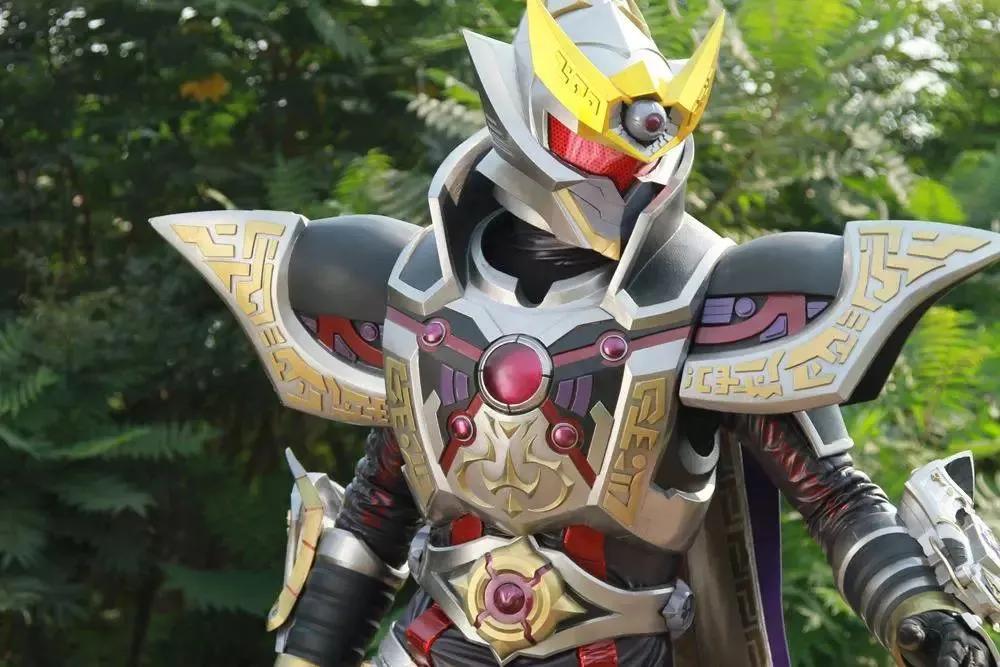 名为修罗铠甲,召唤人是炎帝,但是因为他太自大杀了路法的儿子安迷修