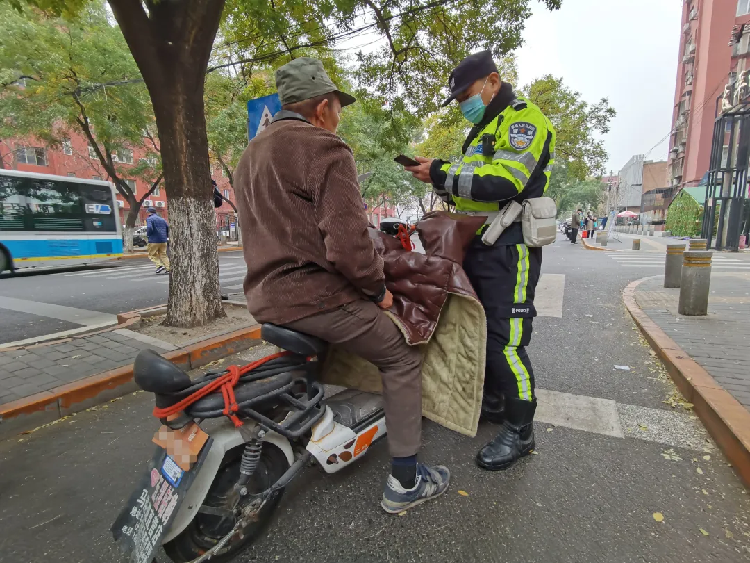 交警严查超标电动车违法上路！