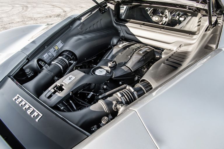 跃马 V8 终章：试驾法拉利 F8 Tributo