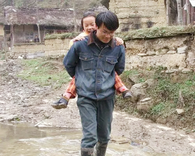 那位感动中国的支教老师，曾刺痛大众眼睛，已任县领导近3年