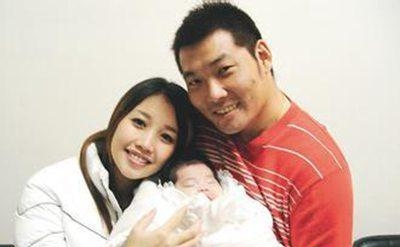 A-Lin黄丽玲和老公结婚14年，育有一女，老公是棒球运动员