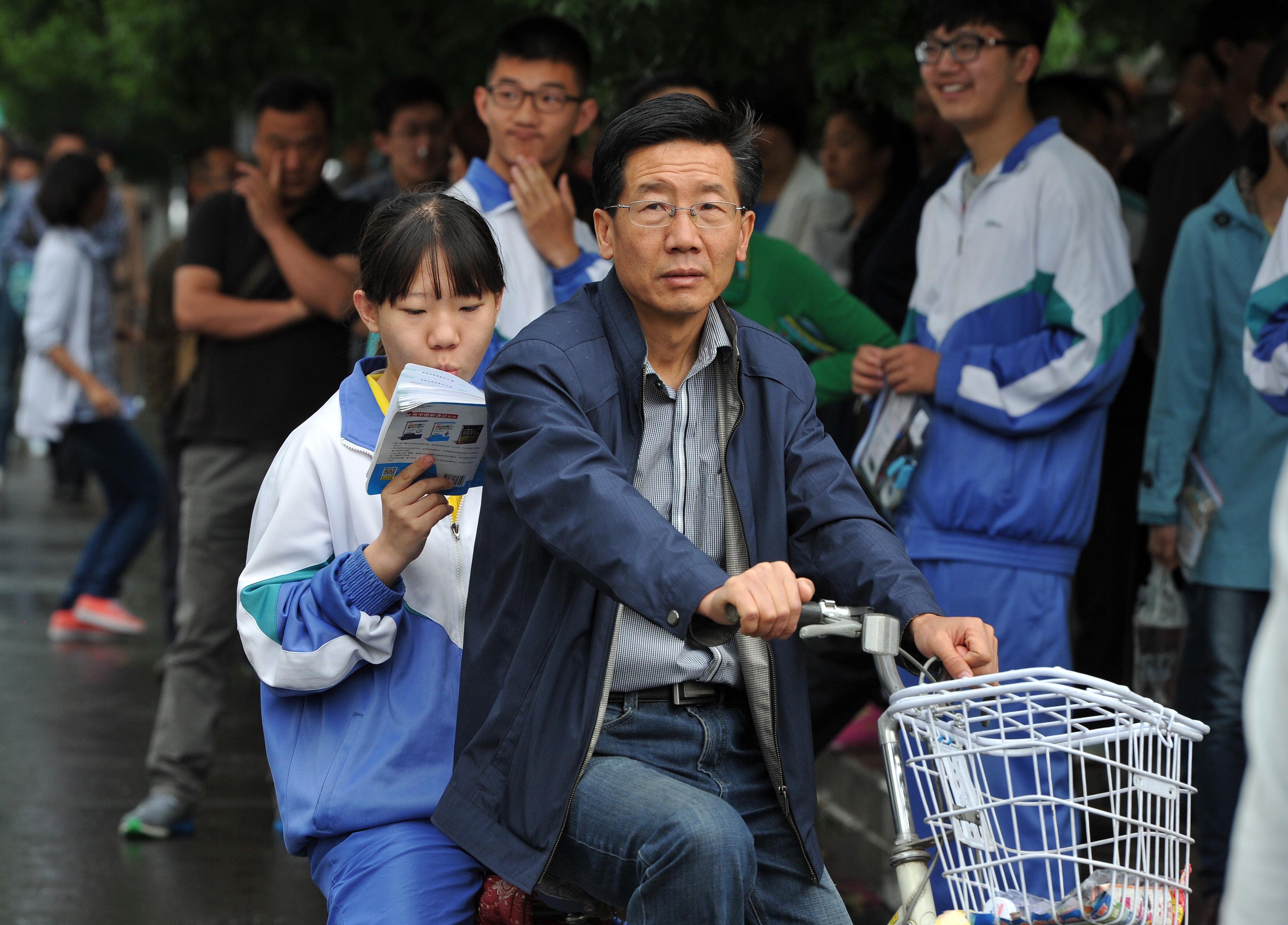 孩子马上高考总失眠，可能是焦虑了，有三种方法不妨试试可以缓解