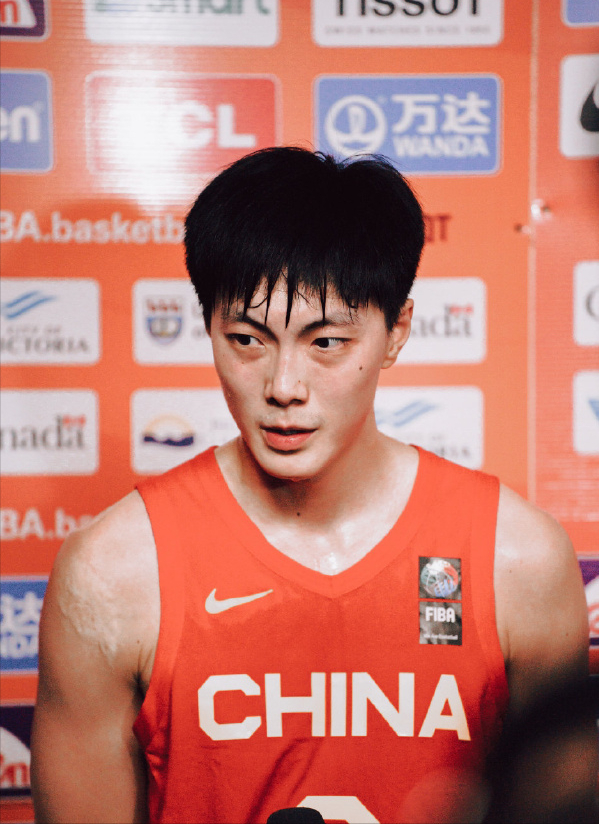 胡明轩为什么不去nba(彻底没戏了！胡明轩官宣无缘NBA，宏远却因祸得福，球迷纷纷点赞)