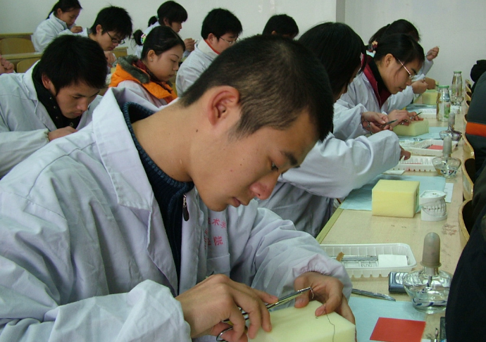 2021国内医学院校最新排名出炉，北大医学无缘榜首，湘雅意外垫底