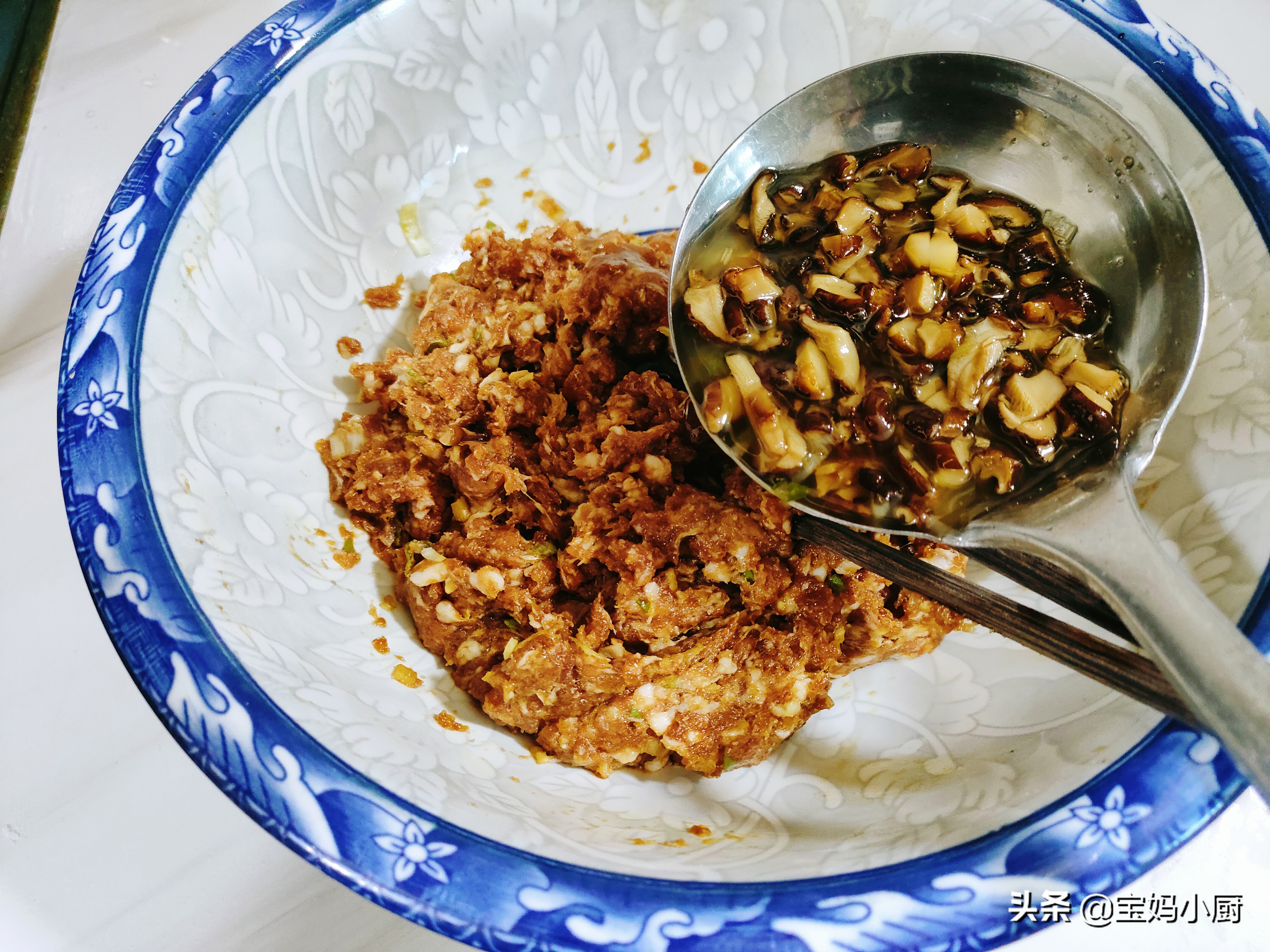 猪肉白菜香菇馅怎么调（这么做馅料口感好特别香）