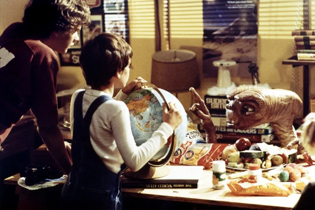 以孩子的视角讲述故事，在《E.T.外星人》中，见证温情的科幻童话
