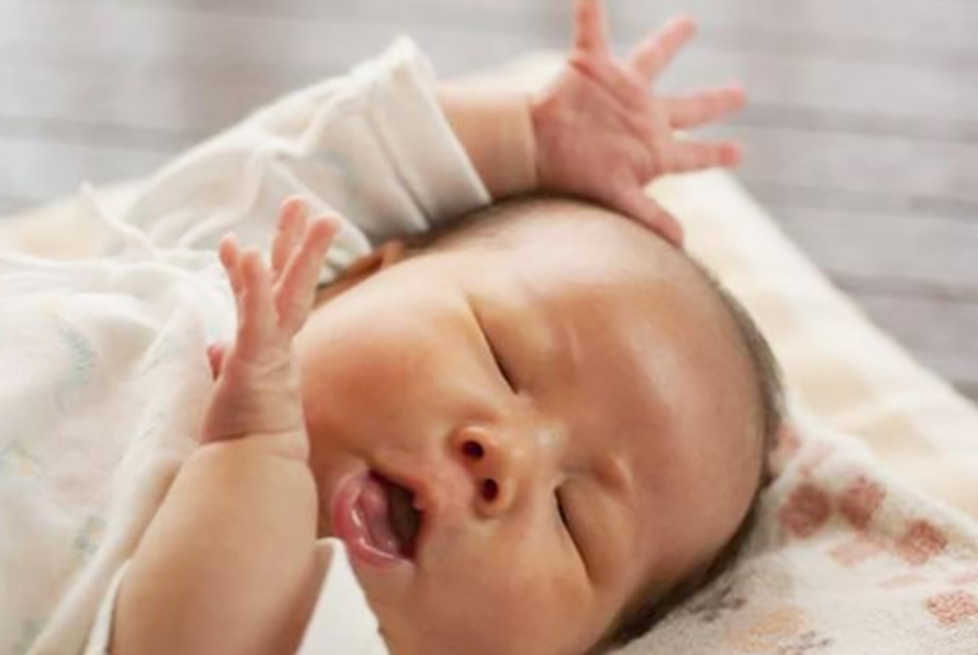 婴儿侧睡正确姿势图片（腰椎间盘突出）-幼儿百科-魔术铺