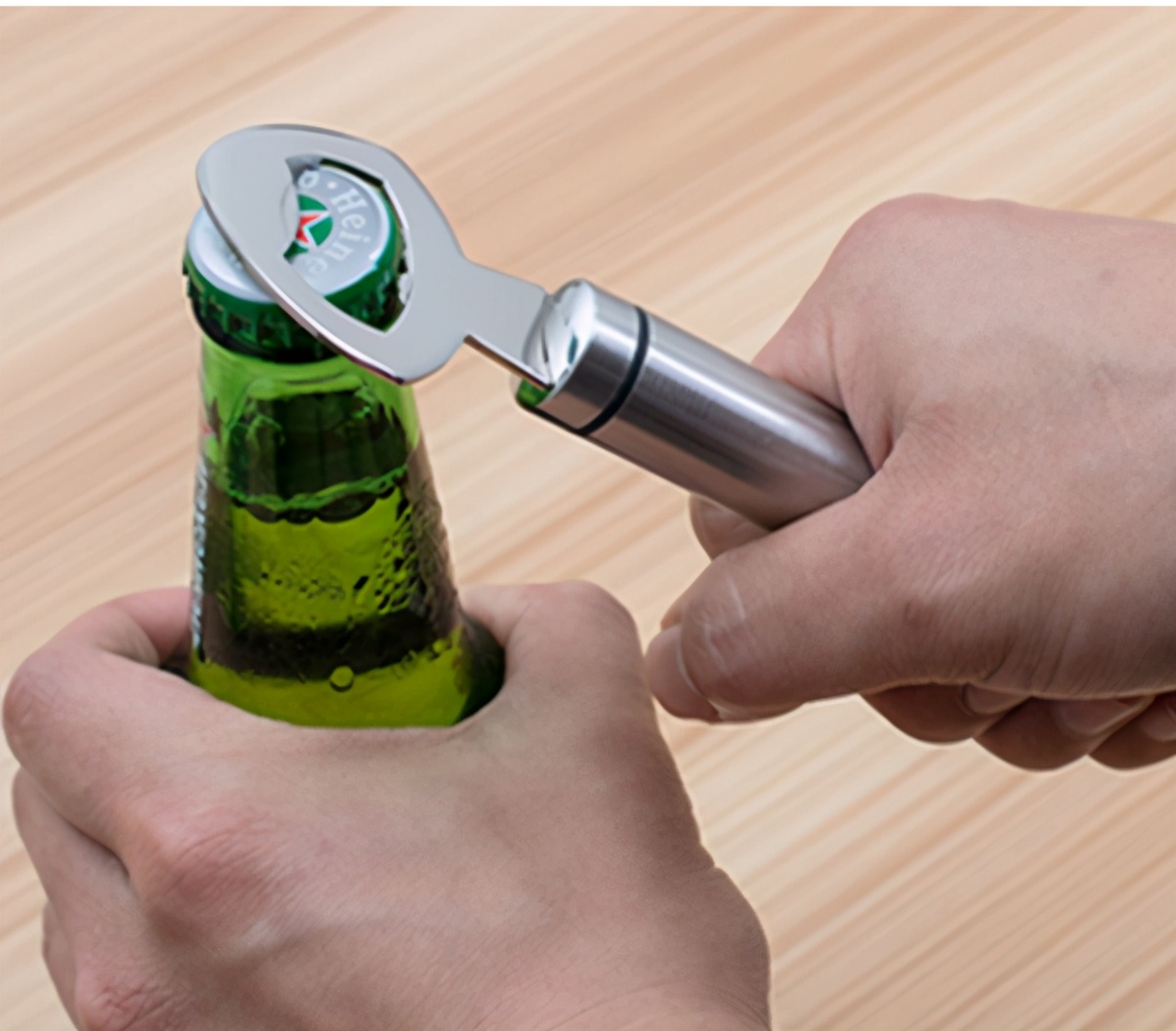 夏天喝啤酒,没带起子怎么办?老酒鬼:找到这个"机关"轻松打开