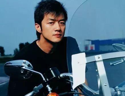 李亚鹏与新女友，穿情侣鞋同框28天后，前女友与老公官宣离婚