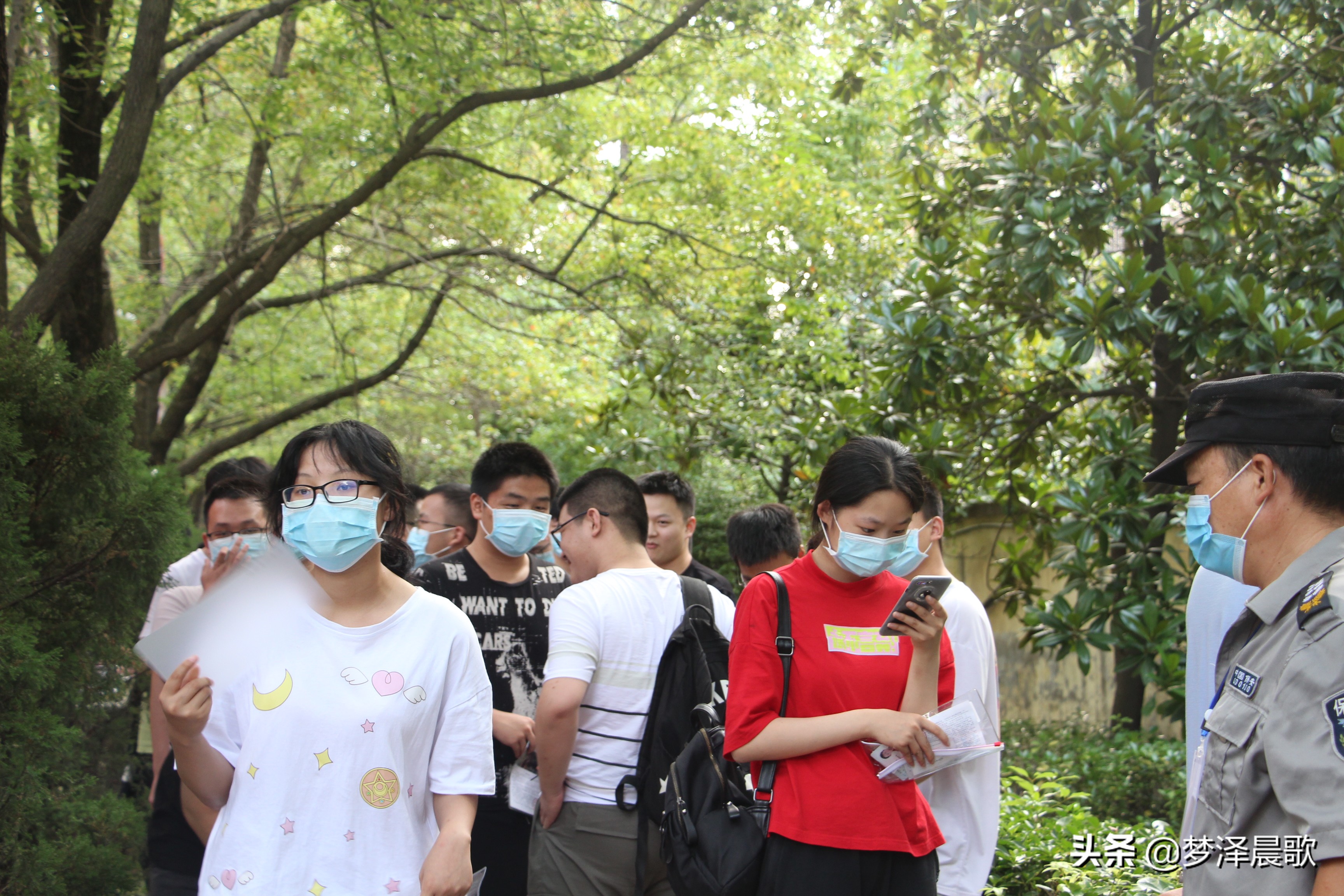 高考结束考生有序离开校园