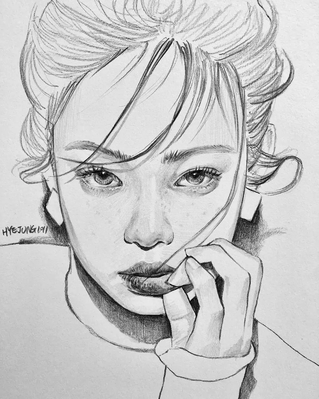 气质高冷,性子好强显而易见的长脸型,长圆大眼,高鼻梁,高眉毛,饱满的