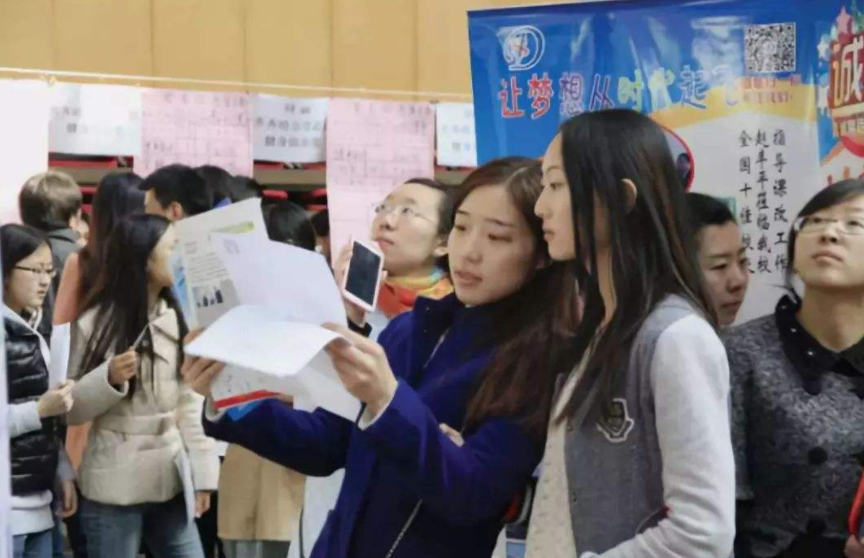 空乘专业学生被分配到酒店当门童，7万学费打水漂，学生要求退款