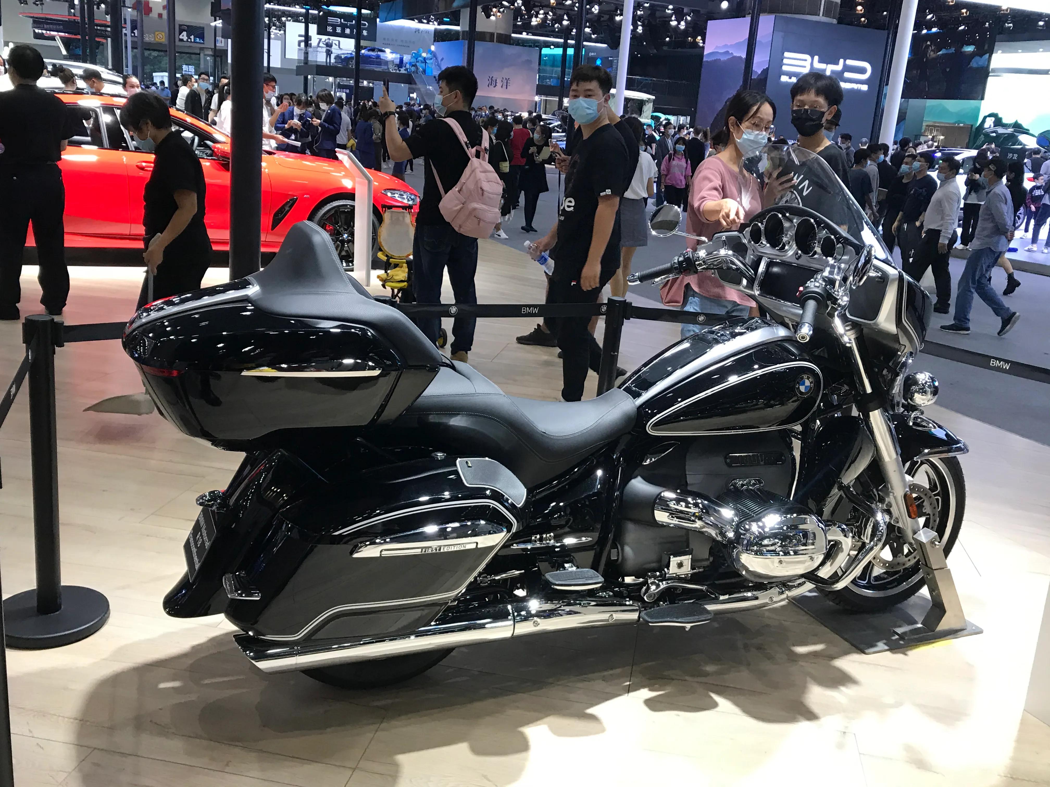 广州车展:40万以上的宝马r18新款摩托展出,哈雷机车能接招吗?