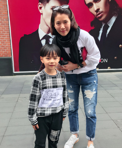 袁咏仪气质感真好，穿黑色上衣朴素却不普通，50岁女人该好好学学