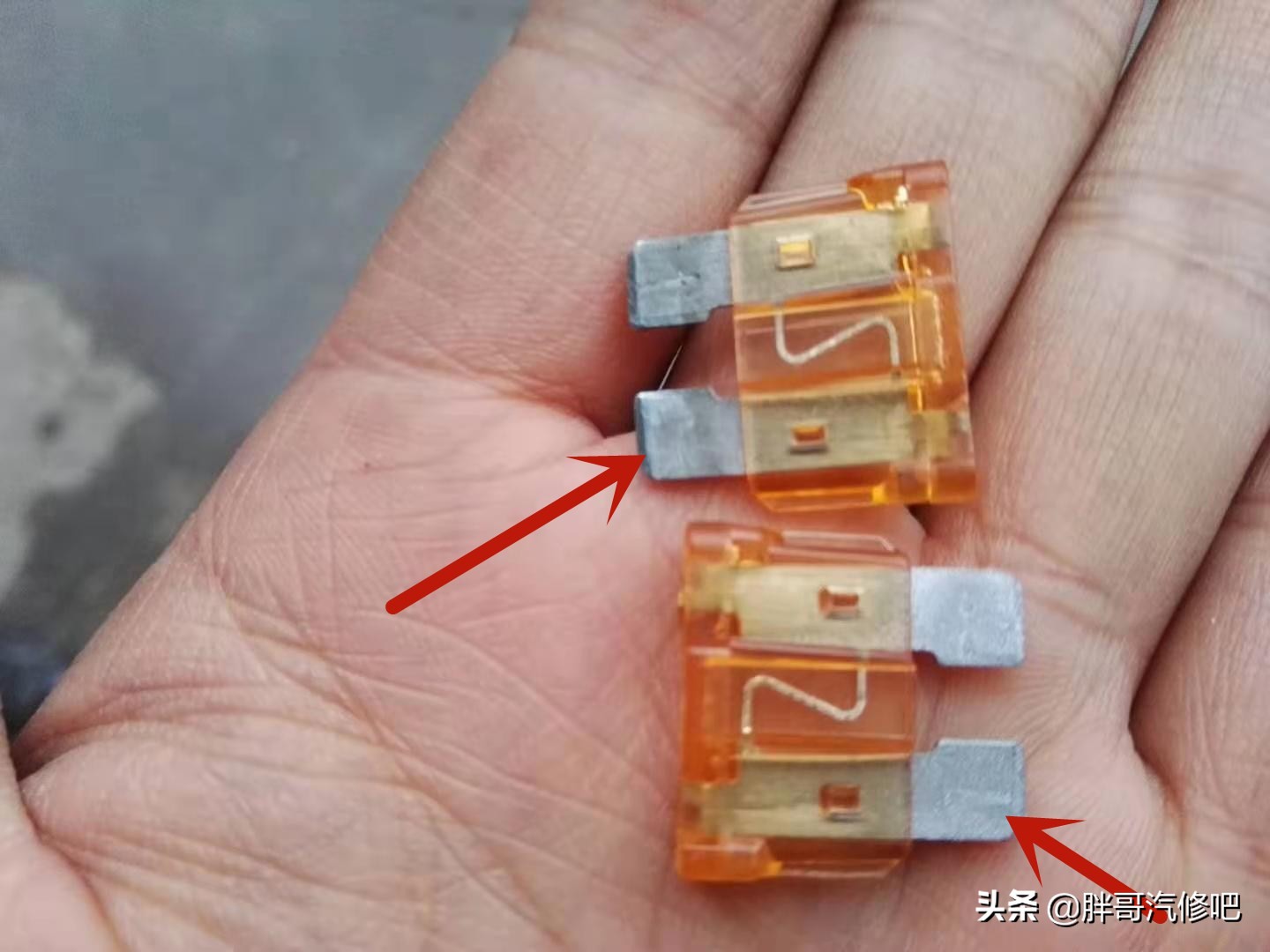 胖哥牵线卖奥迪A8L，车主上门找维修，仪表无显示故障码闪烁