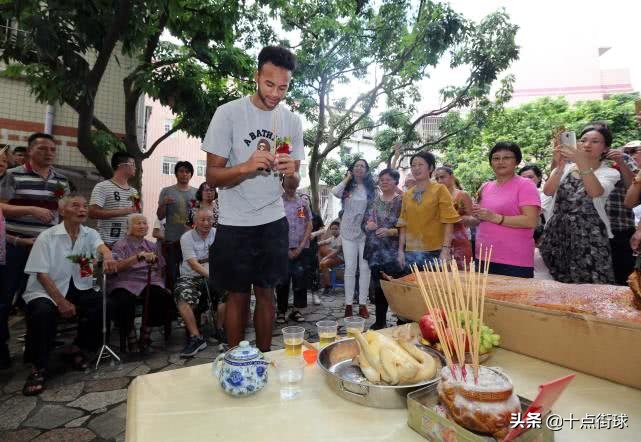 nba哪些有中国血统(NBA现役唯一有中国血统的球员！曾来深圳认亲，名称已被写入家谱)