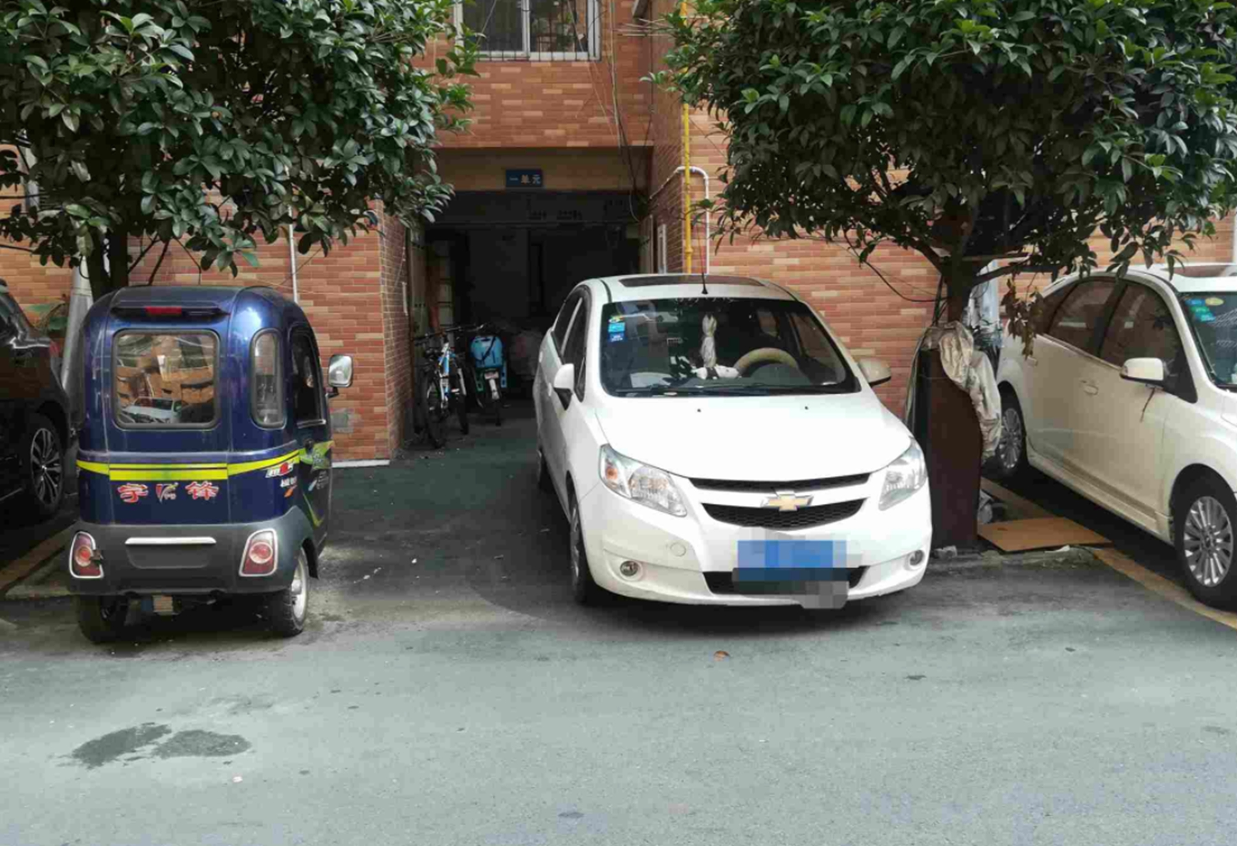 ​有人乱停车就往他排气筒塞钢丝球？塞完会有啥效果？内行讲出实情