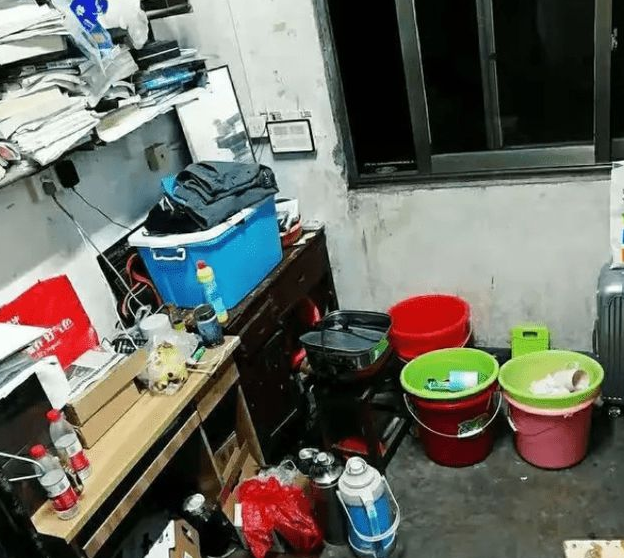 985高校宿舍惨遭嫌弃，新生表示好像“贫民窟”，看后想回去复读