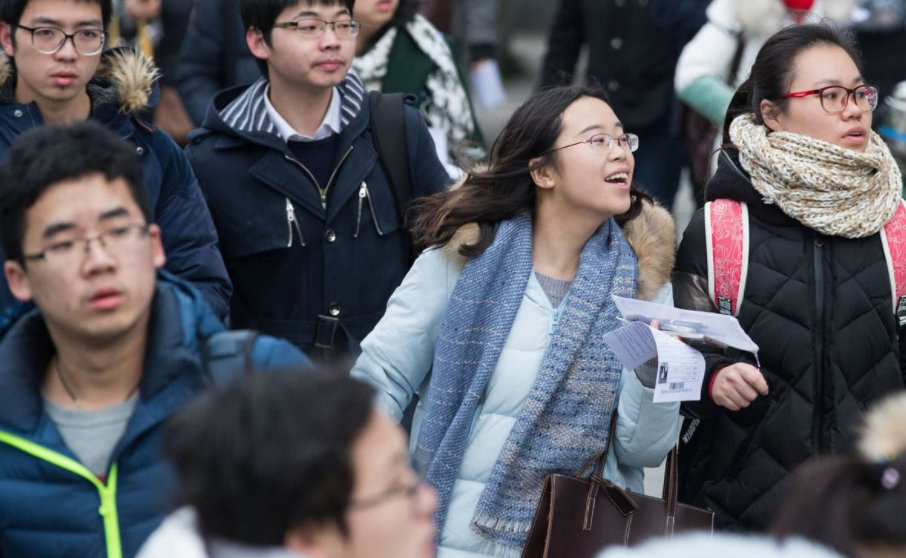 空乘专业学生被分配到酒店当门童，7万学费打水漂，学生要求退款