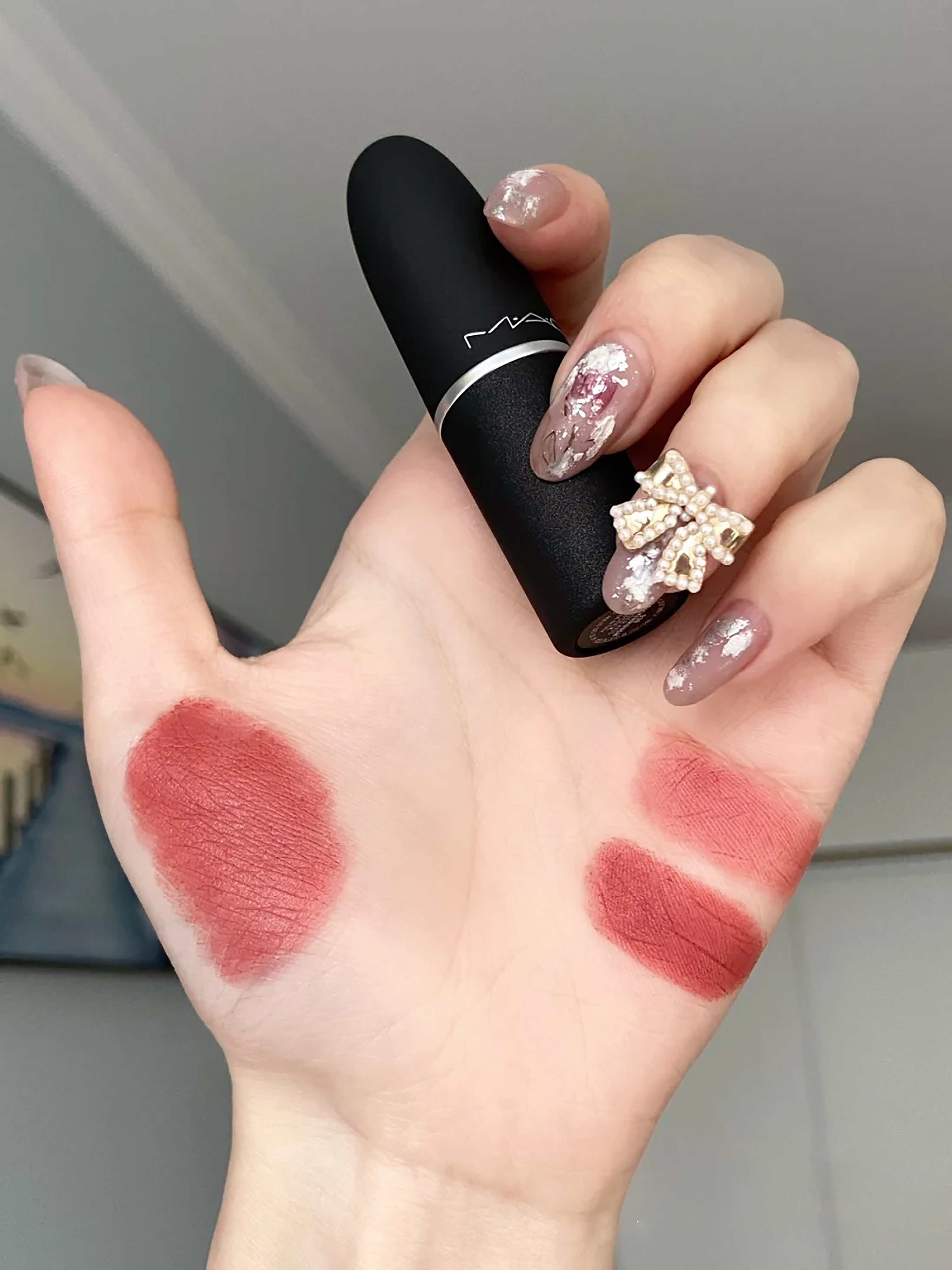 豆沙色口红图片(适合日常的清淡口红) - 赤虎壹号