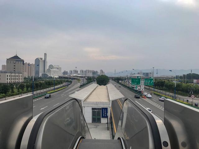 内蒙的这所大学财大气粗，附近有山有水有野生动物，“钱途”无量