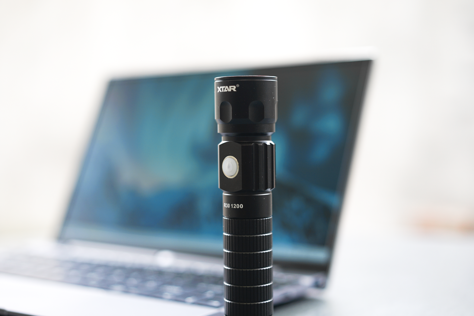個頭大、亮度夠、續航長，還能變身充電寶！XTAR R30手電筒體驗