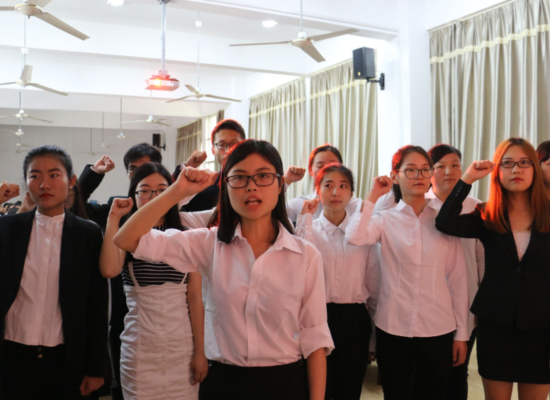 辅导员忠告，大一新生尽量申请入党，否则就业后难度会增大