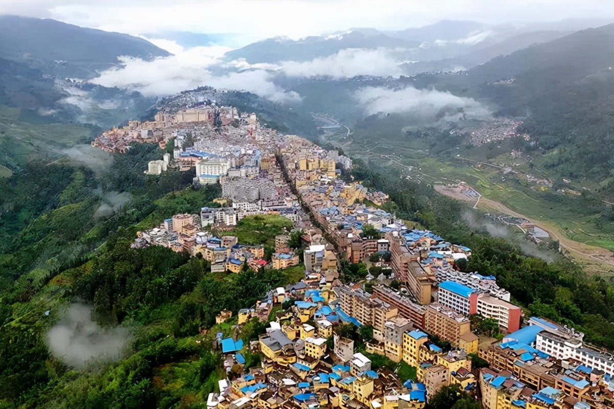 云南一座位于山顶的县城，与世隔绝，被称为山顶的“天空之城”