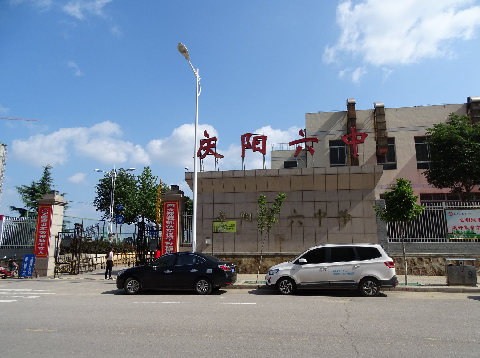 庆阳19岁女孩被班主任猥亵跳楼自杀：班主任二审获刑两年当庭翻供，48岁父亲彻底垮掉