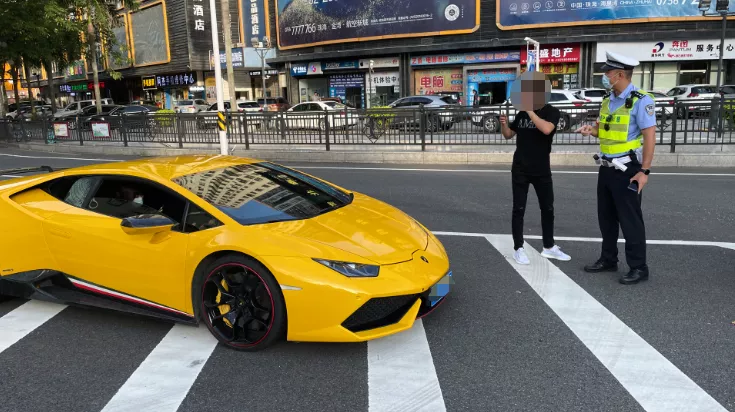 粤B兰博基尼飓风跑来珠海炸街，频发抖音被举报！交警全市布控！