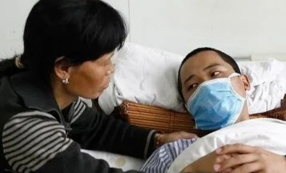 10年前，卖肾买苹果手机的少年，获赔147万后，生活却过得很难堪