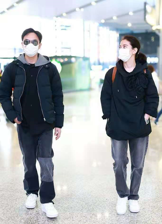 袁咏仪气质感真好，穿黑色上衣朴素却不普通，50岁女人该好好学学