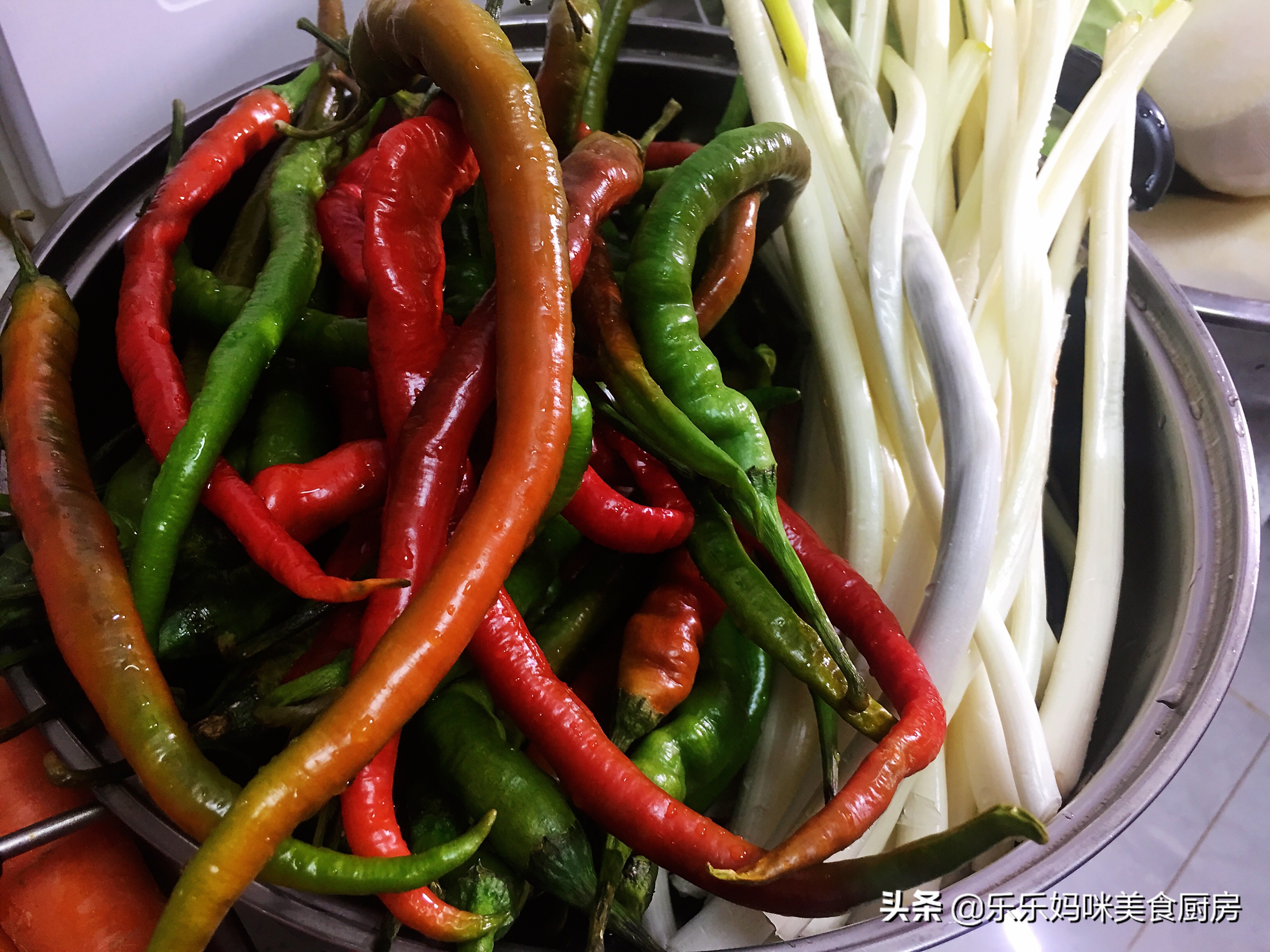 每年秋季，妈妈都用这方法腌咸菜，7种食材腌1瓮，够吃一冬