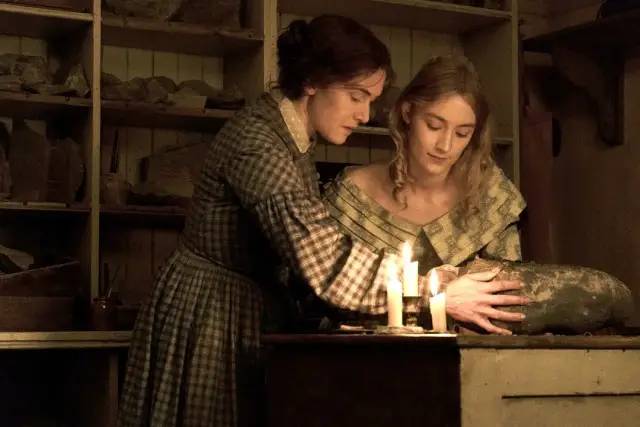 都在关注《菊石》的大尺度，其实更该看到，那个时代对女性的不公