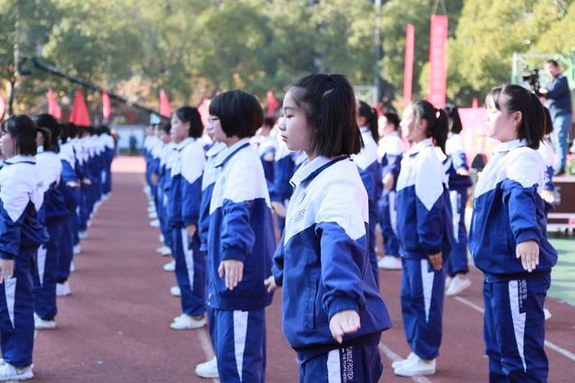 学校突然要求上学要穿校服，妈妈质疑圈钱，校方：防止孩子攀比