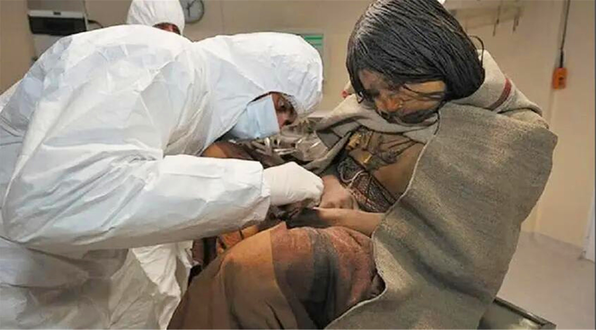 山顶发现16岁少女尸体，已过550年依然完好，X光结果令人瞠目