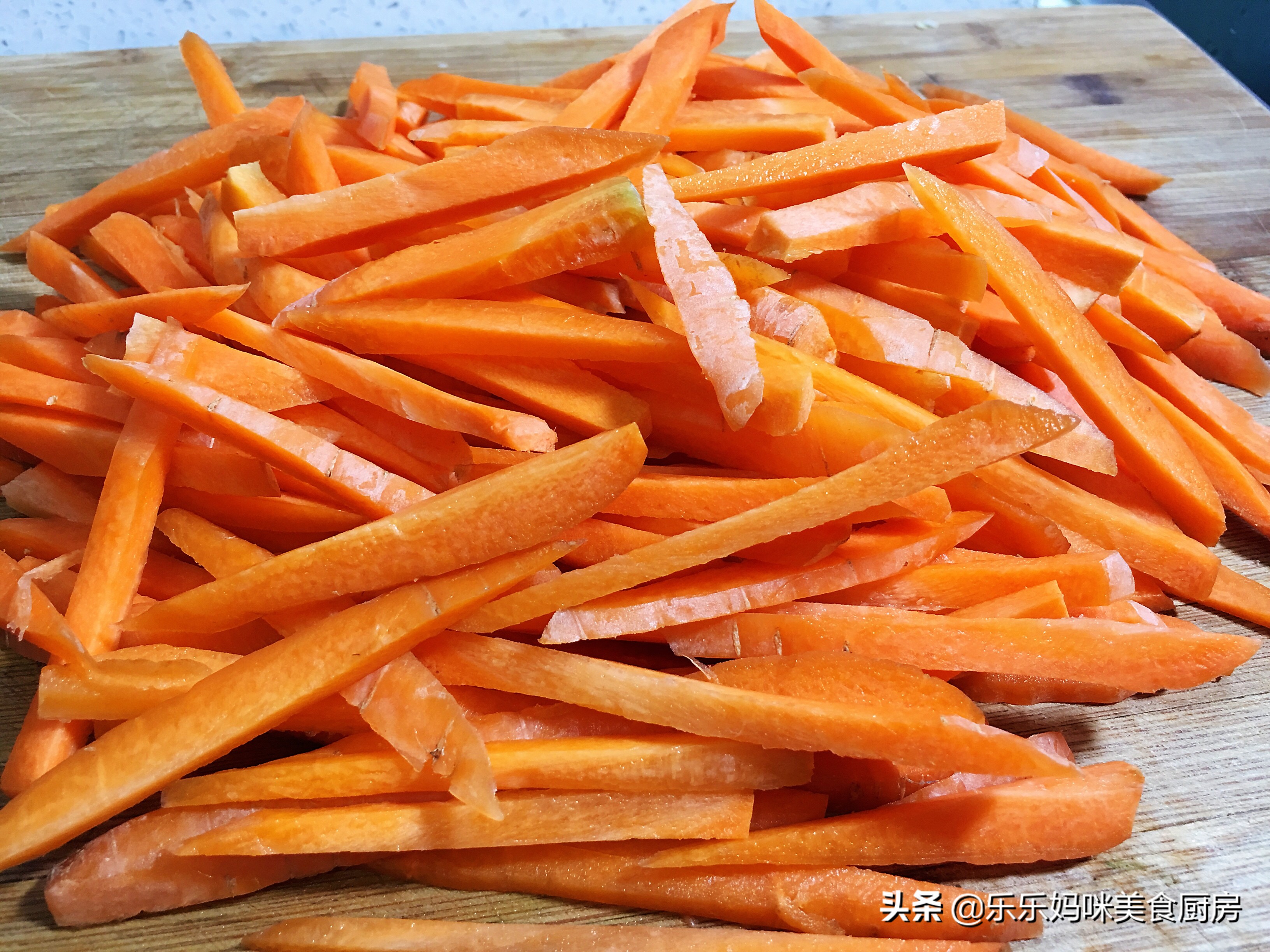 每年秋季，妈妈都用这方法腌咸菜，7种食材腌1瓮，够吃一冬